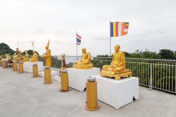 Gouden Sculpturen Van Oudere Boeddhisten Buurt Van Het Grote Boeddhabeeld — Stockfoto