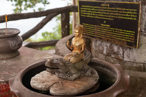 Beeldhouwkunst Van Een Boeddhistische Vrouw Een Krokodil Nabij Het Standbeeld — Stockfoto