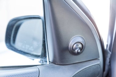 Elle ayarlanmış bir arabada yan ayna.