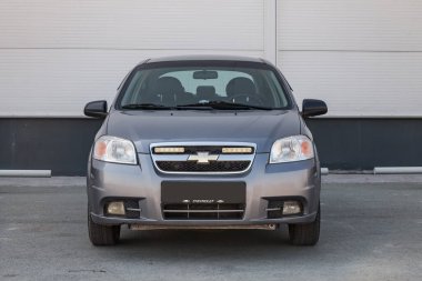 Pavlodar, Kazakistan - 05.10.2023: Otoparkta gri renkli Chevrolet Aveo Klas