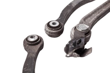 Bağlayıcılarla birlikte kullanılan alüminyum süspansiyonun sessiz bir bloğunun kapatılması, hurdalıkta satılacak yedek parçalar veya araba servisi sırasında değiştirilmesi