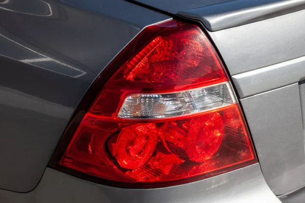 Egy Piros Hátsó Féklámpa Közelsége Amelyet Egy Fehér Autóban Történt — Stock Fotó