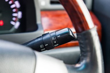 Işıkları değiştirmek ve direksiyonun altındaki sinyalleri açmak için kullanılan kol.