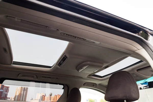 Widok Sufit Samochodu Przezroczystym Podwójnym Szklanym Włazem Wietrzenia Otwierającym Się — Zdjęcie stockowe