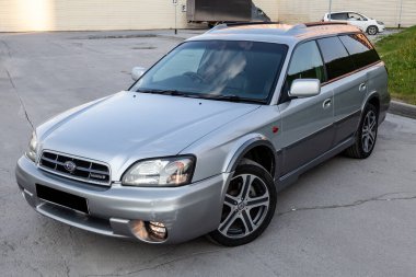 Pavlodar, Kazakistan - 05.30.2023: Park yerinde bej renkli Subaru Legacy Lancaster Japon arabasının ön görüntüsü.