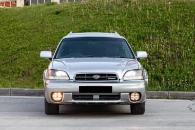 Pavlodar, Kazakistan - 05.30.2023: Park yerinde bej renkli Subaru Legacy Lancaster Japon arabasının ön görüntüsü.