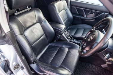 Pavlodar, Kazakistan - 05.30.2023: Subaru Legacy Lancaster Japon araba iç görünümü ön deri koltuklar ve direksiyon simidi