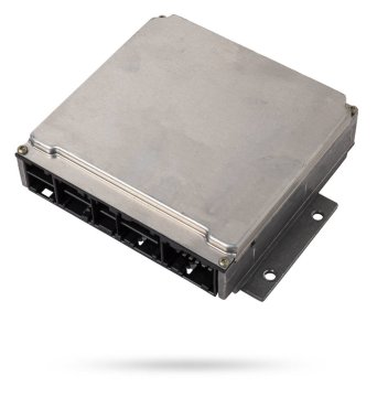 Beyaz izole arka planda metal elementlere sahip plastik otomobil kontrol ünitesi, çeşitli alt sistemlerin, birimlerin ve montajların bağlantı merkezidir. Anın durumunu gözlemliyorum. Yedek parça