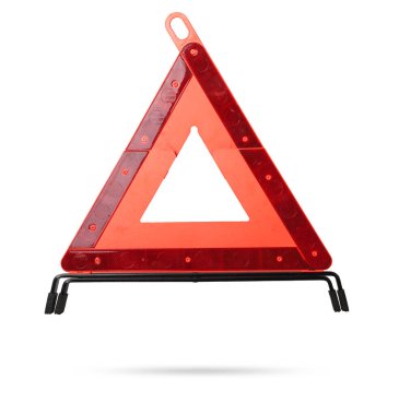 Kırmızı yansıtıcı plastikten yapılmış kırmızı uyarı levhası ve bir fotoğraf stüdyosunun beyaz izole edilmiş arka planında mavi bir çanta. Arabada olmak için zorunlu bir cihaz. Otomatik ayrıştırmada yedek parça satılacak.