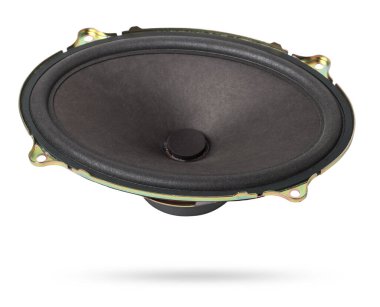 Bir akustik sistemin hoparlörü bir fotoğraf stüdyosundaki beyaz izole bir arka planda arabanın içinde müzik çalan bir ses. Otomobil tamiri için yedek parça atölyede veya akort için satılık