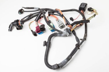 Arabanın elektrik kablolarında konnektörleri olan farklı renkte mat kablolardan oluşan bir kablo. Tedarikçinin çalışmasında internet hattı.