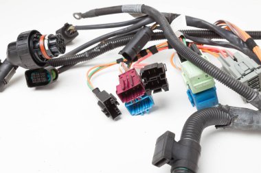 Arabanın elektrik kablolarında konnektörleri olan farklı renkte mat kablolardan oluşan bir kablo. Tedarikçinin çalışmasında internet hattı.