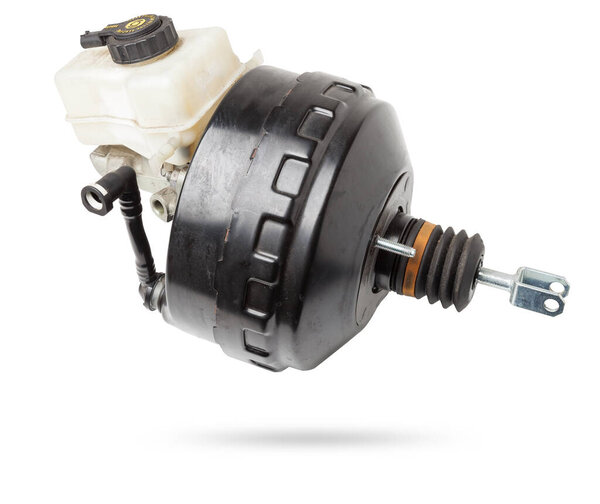 Черный металлический вакуумный ускоритель для ремонта и замены на автомобиле в мастерской на белом изолированном фоне. Каталог запасных частей для автомобилей.