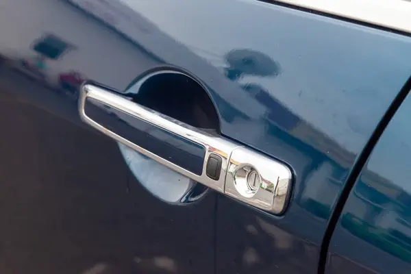 クロム車のドアハンドルゴムキーレスエントリボタンで車を開くにはポケットの中のキーを探すことなく時間を無駄に — ストック写真