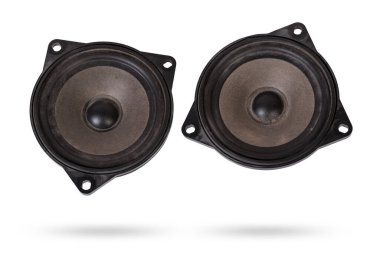 Akustik bir sistemin iki hoparlörü. Bir fotoğraf stüdyosunun beyaz izole edilmiş arka planında arabanın içinde müzik çalan bir ses. Otomobil tamiri için yedek parça atölyede veya akort için satılık