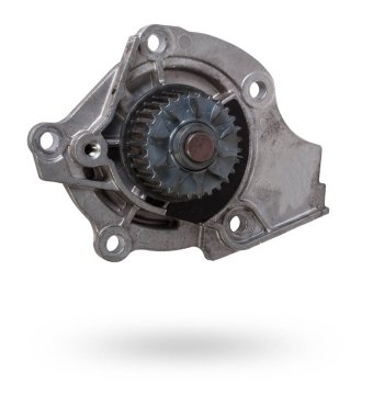 Metal otomobil pompası beyaz arka planda su pompasının motorunu soğutmak için. Hurdalıktaki araba motoru için yedek parça konsepti
