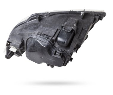 Bir Alman arabasının ksenon farları. İçinde beyaz izole edilmiş bir arka planda lamba bulunan optik ekipmanlar. Bir araba tamirhanesinde yedek parça..