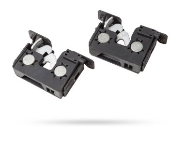 Metalden yapılmış yedek bir arabanın ayrıntıları. Kaput kilidi beyaz arka planda ayrı ayrı izole edilmiş. Araba atölyesinde tamirat, satılık ekipman..