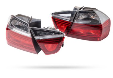 Bir Alman otomobil için kırmızı ve beyaz renkli optik ekipmanların izole edilmiş beyaz arka plan üzerindeki stop sinyalinin farları. Bir araba hizmet merkezinde tamir ve satış için yedek parça..