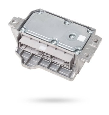 Beyaz izole edilmiş arka planda metal elementlere sahip araç motoru kontrol ünitesi çeşitli alt sistemleri, birimleri ve montajları bağlayan merkezdir. Anın durumunu gözlemliyorum. Yedek parça