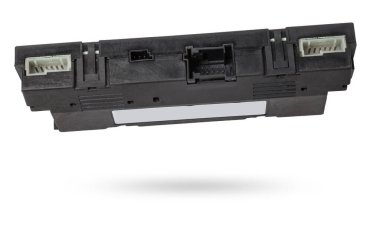 Siyah-mavi bağlantıları olan plastik elektronik kontrol ünitesi bir fotoğraf stüdyosunun beyaz izole arka planında. Araba servisinde araba elektroniği satmak veya tamir etmek için yedek parça.