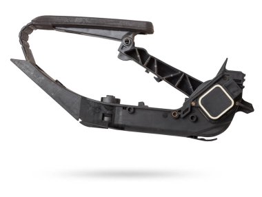 Araba servisinde satılık bir fotoğraf stüdyosunda beyaz izole edilmiş arka planda gaz pedalı. Atölyedeki tadilat sırasında yedek parça olarak siyah otomobil. Yedek parça hurdalığı.