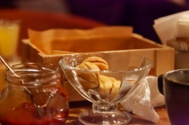 Güzel bir tabakta, bir restoranda tatlı fındıklı kurabiyeler. Ulusal Rus mutfağı