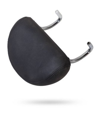 Siyah deriden yapılmış beyaz izole edilmiş bir arka planda araba koltuğunun başlığı..