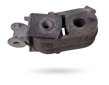 Arabanın egzoz borusu lastik askısı beyaza izole edilmiş. Araçlar için yedek parça kataloğu.