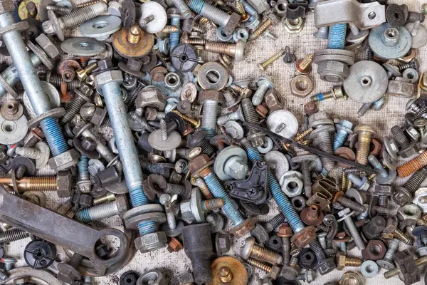 Sürgülerin arka planı, farklı uzunlukta ve ipliklerden oluşan fındıklar. Endüstri ve üretim.