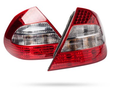 Bir fotoğraf stüdyosunun beyaz izole edilmiş arka planında beyaz ve kırmızı şeffaf camlardan yapılmış şık bir stop lambası. Araç servisinde değişiklik ve satış ayrıntıları.