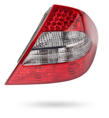 Bir fotoğraf stüdyosunun beyaz izole edilmiş arka planında beyaz ve kırmızı şeffaf camlardan yapılmış şık bir stop lambası. Araç servisinde değişiklik ve satış ayrıntıları.