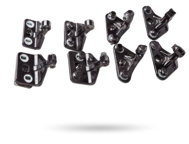 Kapının ya da bagajın beyaz izole bir arka plana bağlanması için menteşeler. Araçların katalog ve onarımı için otomobil parçaları.