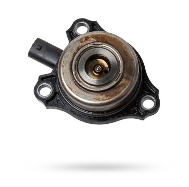 Otomobil tamircisinin elindeki bir araba motorunun elektromanyetik krank mili sensörü. Yedek parça kataloğu.