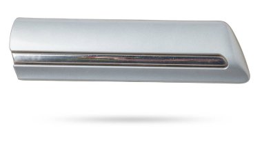 Araba çamurluğu için krom kaplı plastik pervazlar. Bir fotoğraf stüdyosunun beyaz izole edilmiş arka planında satılık bir araba servisinde ayarlama elemanı..