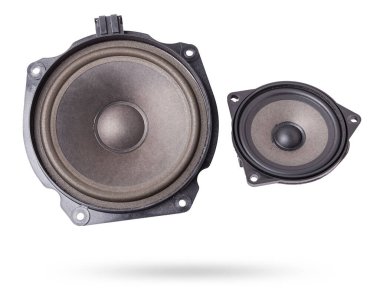 Akustik bir sistemin iki hoparlörü. Bir fotoğraf stüdyosunun beyaz izole edilmiş arka planında arabanın içinde müzik çalan bir ses. Otomobil tamiri için yedek parça atölyede veya akort için satılık