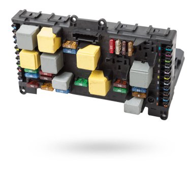 Beyaz izole arka planda yükselen plastik elementli metalik otomobil motor kontrol ünitesi çeşitli alt sistemleri, birimleri ve montajları birbirine bağlıyor. Yedek parça.