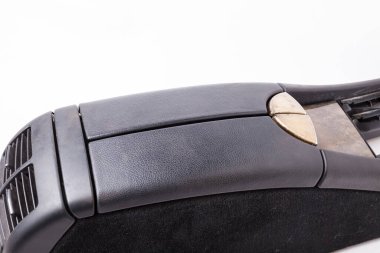 Arabanın içindeki plastik elementler siyah deriyle kaplıdır - kolluk ya da torpido gözü - beyaz arka planda klima delikleri olan yedek parça. Sitenin kataloğu.