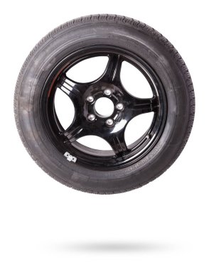 Alüminyum alaşımlı yakın plan araba için yedek siyah lastik. Bir araba atölyesinde mevsimlik tekerlek değiştirme.