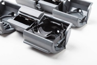 Çay için iki bardak tutacağı ya da beyaz izole arka planda bir araba kahvesi. Taşıma için yedek parça katalizörü.