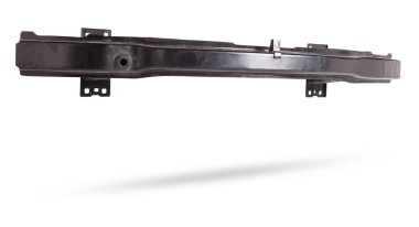 Arabanın arkası için demir sertleştirici. Siyah gövde. Tampon güçlendiricisinin yedek parçası. Otomobil servisinde ya da garajda satılık ya da kurulum ekipmanları. Otomobil parçaları kataloğu.