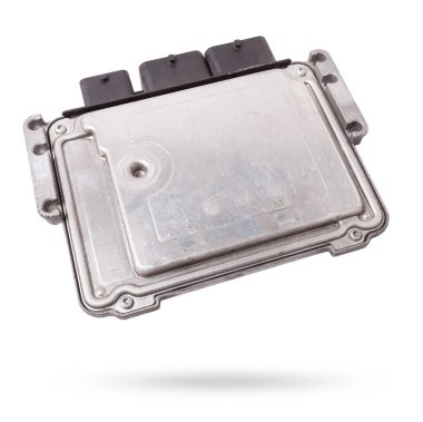 Beyaz izole arka planda metal elementlere sahip plastik otomobil kontrol ünitesi, çeşitli alt sistemlerin, birimlerin ve montajların bağlantı merkezidir. Anın durumunu gözlemliyorum. Yedek parça