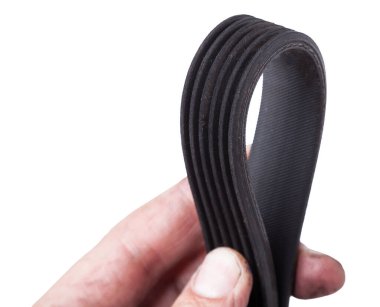 Otomobil parçaları tamiri sırasında ya da otomobil analizinde satılacak yedek parça kataloğunun değiştirilmesi için oto yedek parça stüdyosundaki beyaz izole bir arka planda siyah lastikten yapılmış V-tırtıklı motor kemeri..