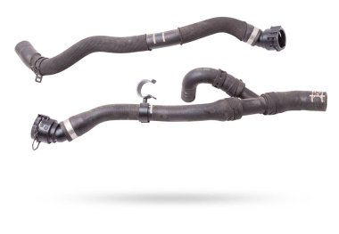 Araba motoru soğutma sisteminin siyah lastik hortumu tamir sırasında ya da yedek parça kataloğunda otomatik sökülmesi için bir fotoğraf stüdyosundaki beyaz izole arka planda..