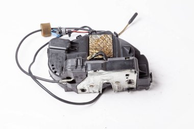 Siyah plastik ve metalden yapılmış yedek bir arabanın ayrıntıları beyaz arka planda ayrı ayrı izole edilmiş bir kapı kilidi. Araba atölyesinde tamirat, satılık ekipman..