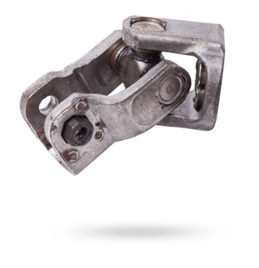 Arabanın yedek parçası metal bir direksiyon mili, beyaz bir arka planda menteşeleri ve modeli belirleyen yazıtları var. Atölyedeki otomatik ayrıştırmada ekipman onarımı.