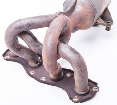 Beyaza izole edilmiş katalizörlü bir otomotiv egzoz manifoldu. Egzoz manifoldu stok resimleri, telif hakkı olmayan fotoğraflar, resimler