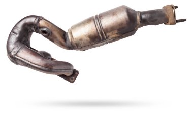 Otomotiv katalizörü tamir için araçtan çıkarıldı. Bir araba tamirhanesindeki zararlı emisyonları silmek için seramik kaplamayla birlikte.