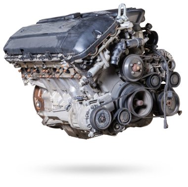 Beyaz izole bir arkaplanda garanti üzerine tamir veya değiştirme sırasında alüminyum ve metalden yapılmış beş silindirli motor.