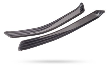 Bir fotoğraf stüdyosunun beyaz izole edilmiş arka planında bir atölyede satılık ya da tamir için ayrılan bir otomobilin içinde siyah plastik bir kapı eşiği..